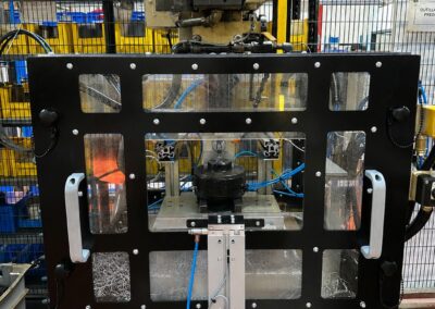 Carénage de taraudeuse automatique avec sas pneumatique permettant l'accès d'un robot collaboratif FANUC