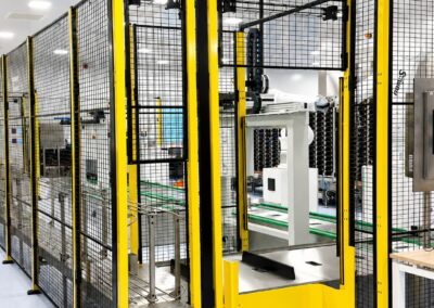 Cellule robotisée de manutention pharmaceutique conçue et programmée par InduTech.