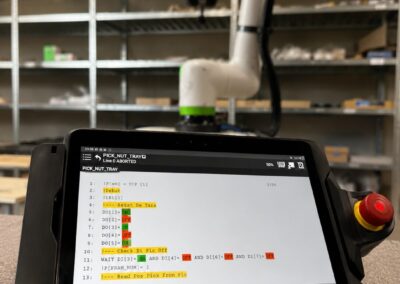 Teach Pendant FANUC affichant le programme d'un robot collaboratif en cours de développement