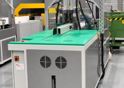 Écorneuse automatique pour la découpe des quatre coins de paquets en carton